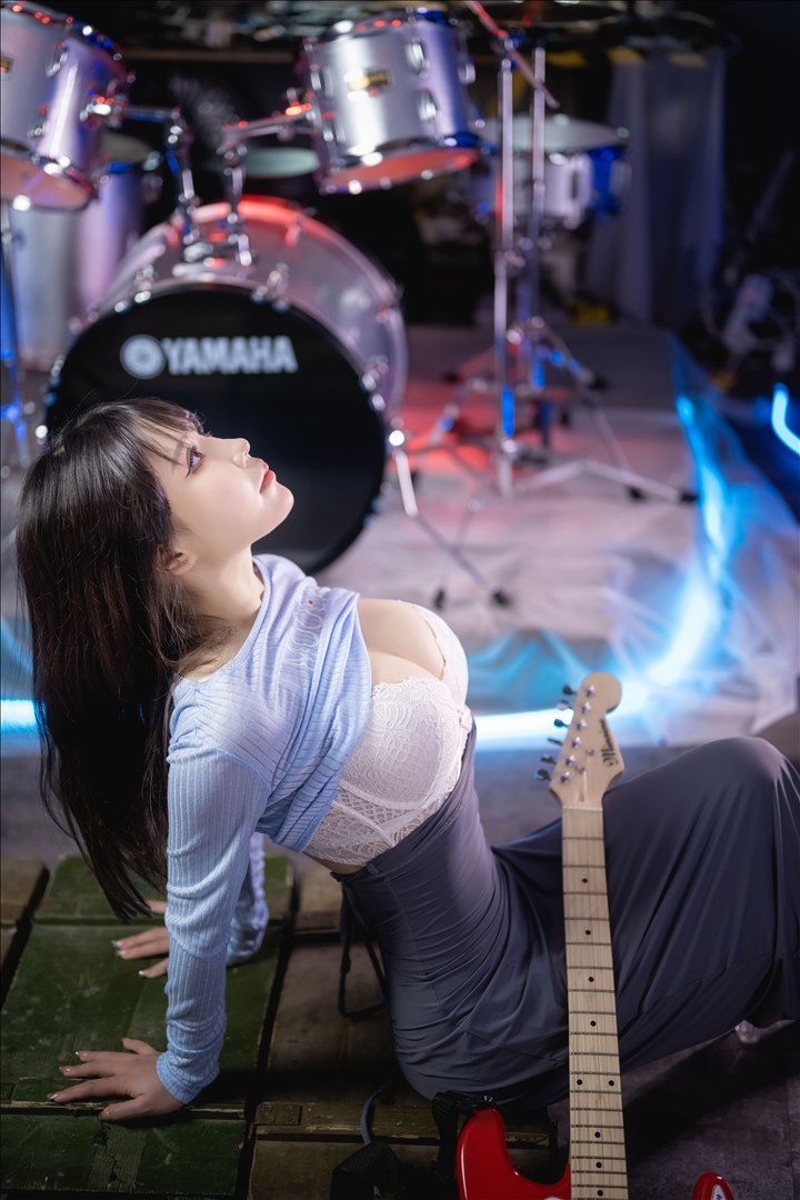抱走莫子aa的《吉他妹妹》：用COSPLAY演绎青春的旋律-绿色萌妹