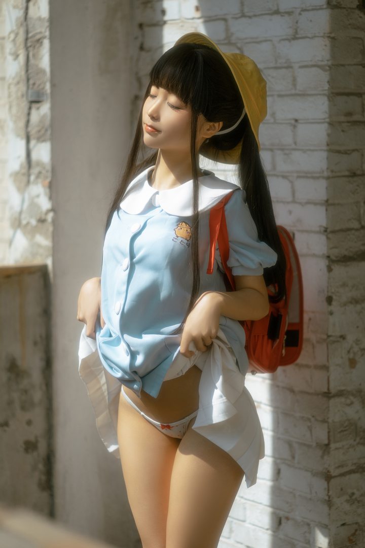 童趣与创可贴融合！蠢沫沫小黄帽绅士版cosplay系列让你感受可爱无限！-绿色萌妹