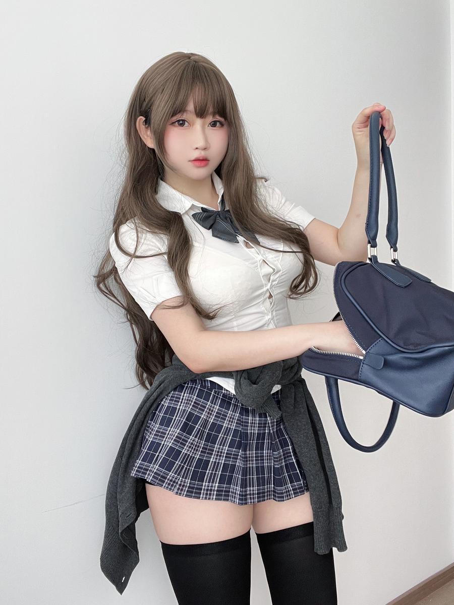 美艳佛系博主！凛酱呀冷冷是Money冷冷的新微博吗？-绿色萌妹